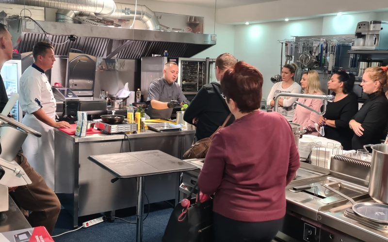 Profesionálni šéfkuchári školia kuchárky z jedálni