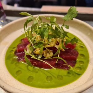 ISAI - jedlo- tuniak bluefin, green chilli omacka
